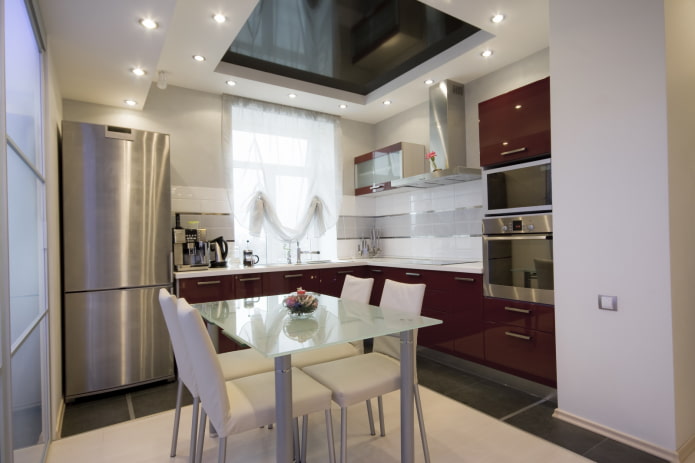 Verlichting van een spanplafond in het interieur van een kleine keuken