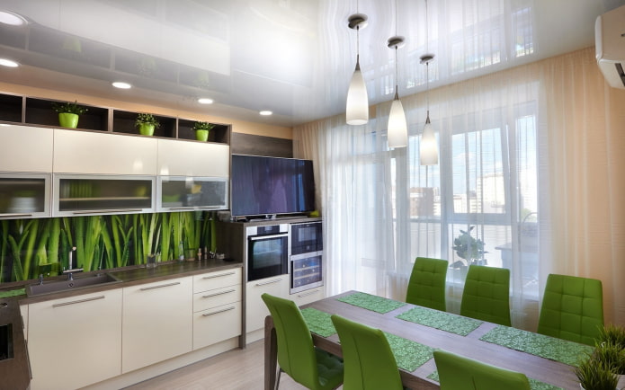verlichting van een spanplafond in het interieur van een kleine keuken
