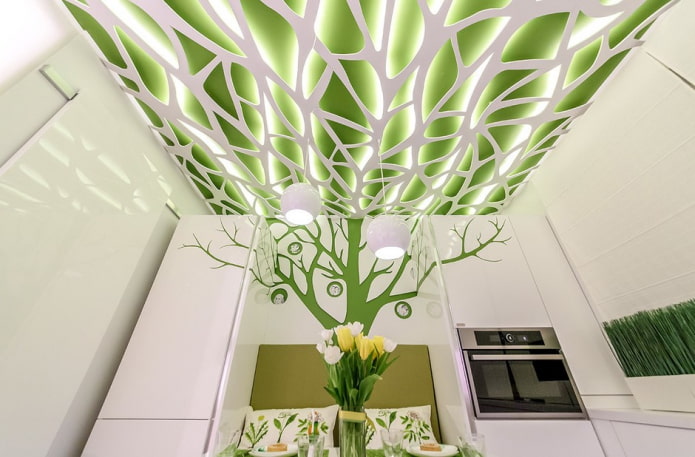 spanplafond met achtergrondverlichting in het keukeninterieur