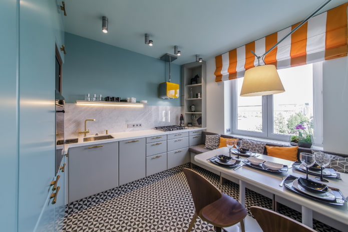 stretch plafond met spots in het keukeninterieur