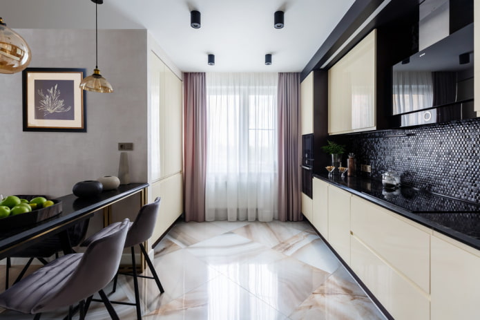 spanplafond met spots in het keukeninterieur