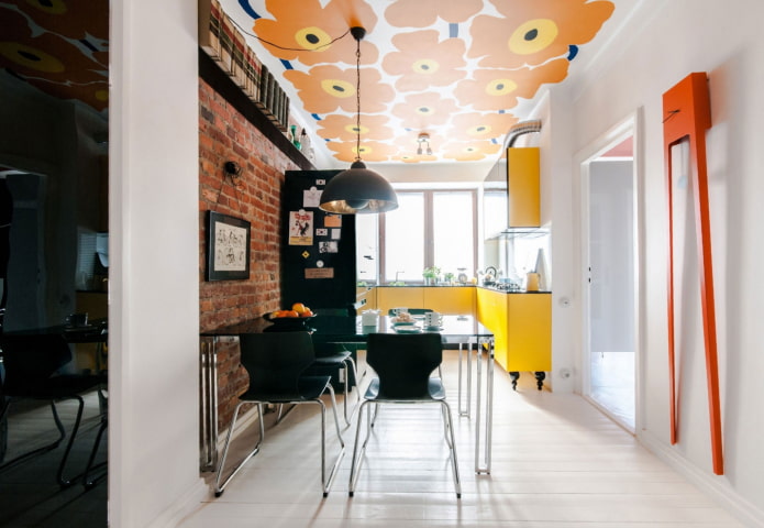 verlichting voor een spanplafond in het keukeninterieur