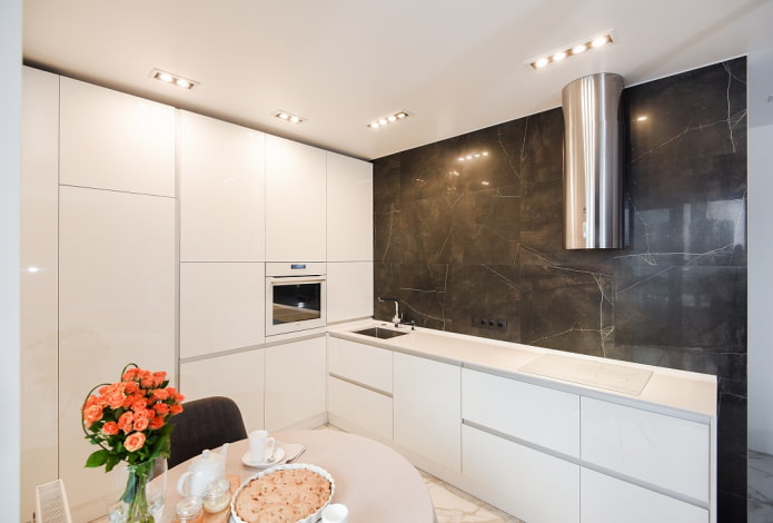 verlichting van een spanplafond in het interieur van een kleine keuken