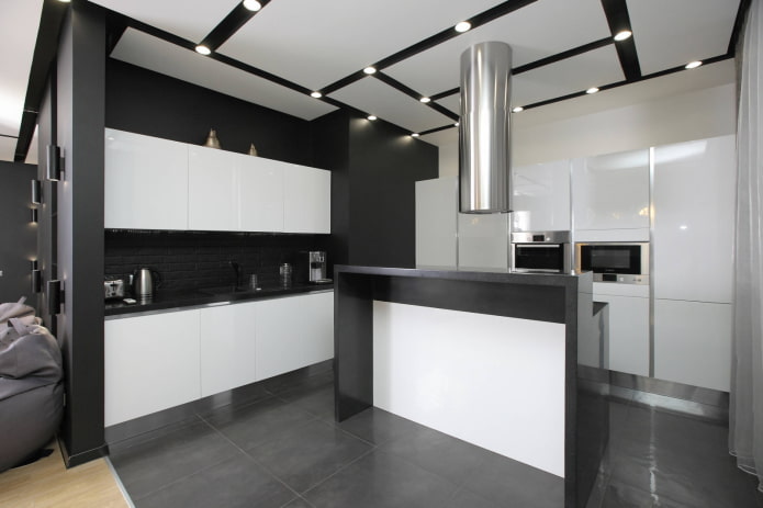 Zwart-wit plafond met spotverlichting