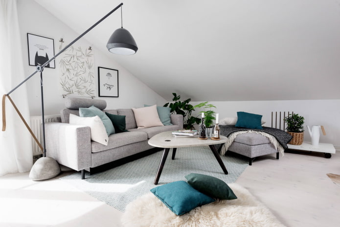 Staande lamp boven de bank