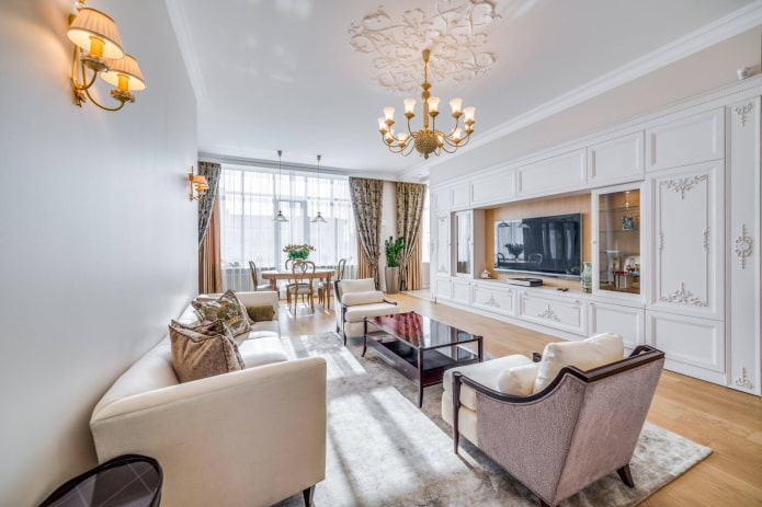Licht in een ruime witte woonkamer