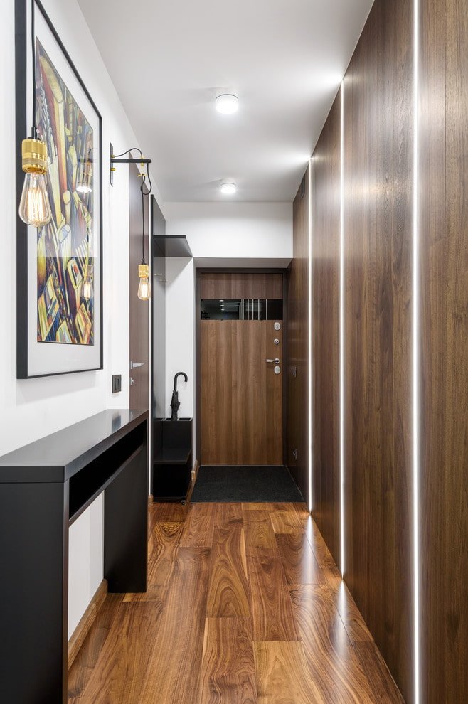 verlichting in het interieur van een lange gang