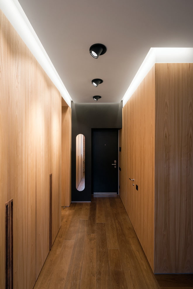 verlichting in het interieur van een lange gang