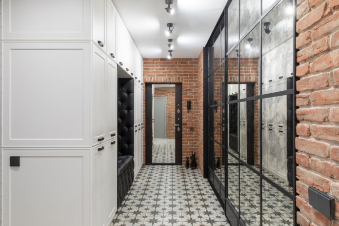 hoofdverlichting in het interieur van de gang