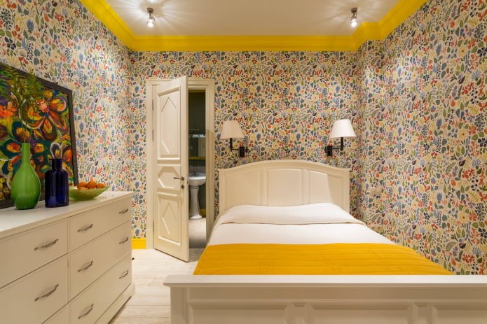 Kleine slaapkamer met wandlampen en spots