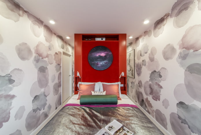 kleine slaapkamer met spotverlichting