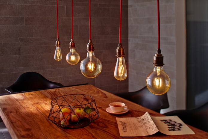 Edison-lampen boven de tafel