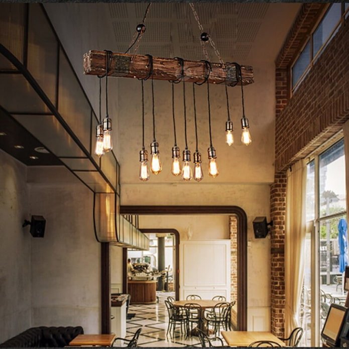 Hangende kroonluchter met boomstammen in loftstijl