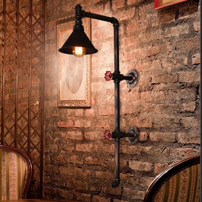 Wandlamp van pijpen in een industri?le stijl