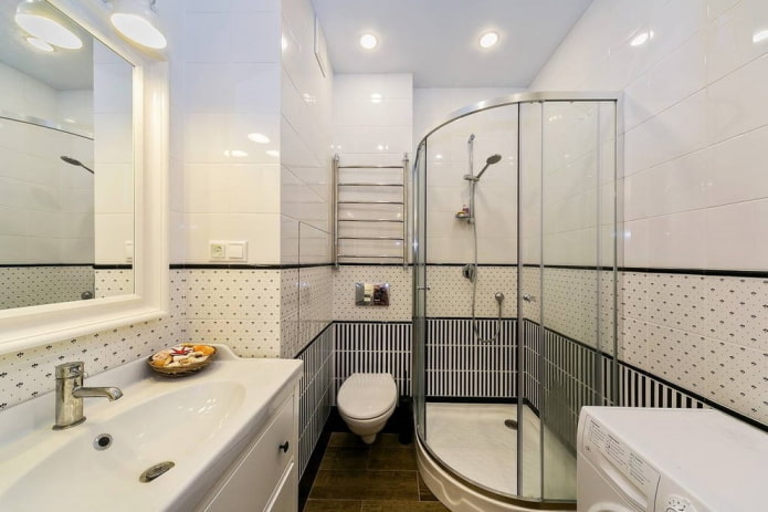 verlichting in het interieur van een kleine badkamer