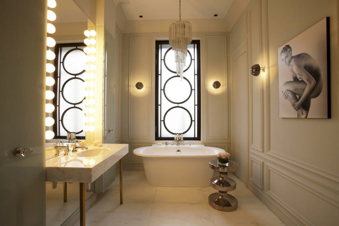 decoratieve verlichting in het interieur van de badkamer