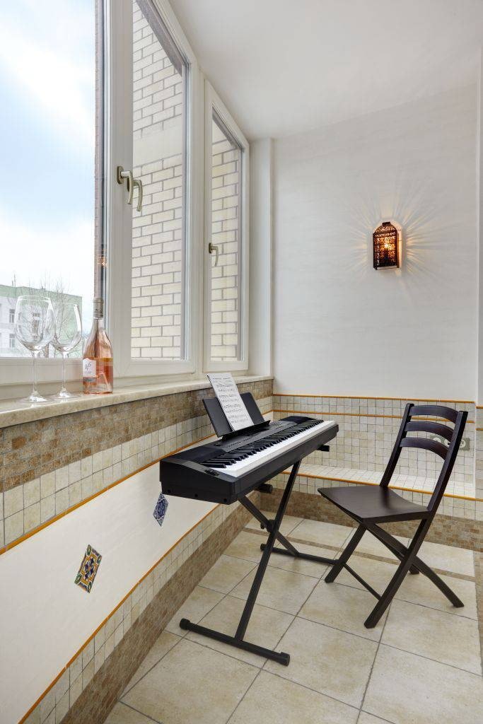 Strepen van tegels en steen op het balkon