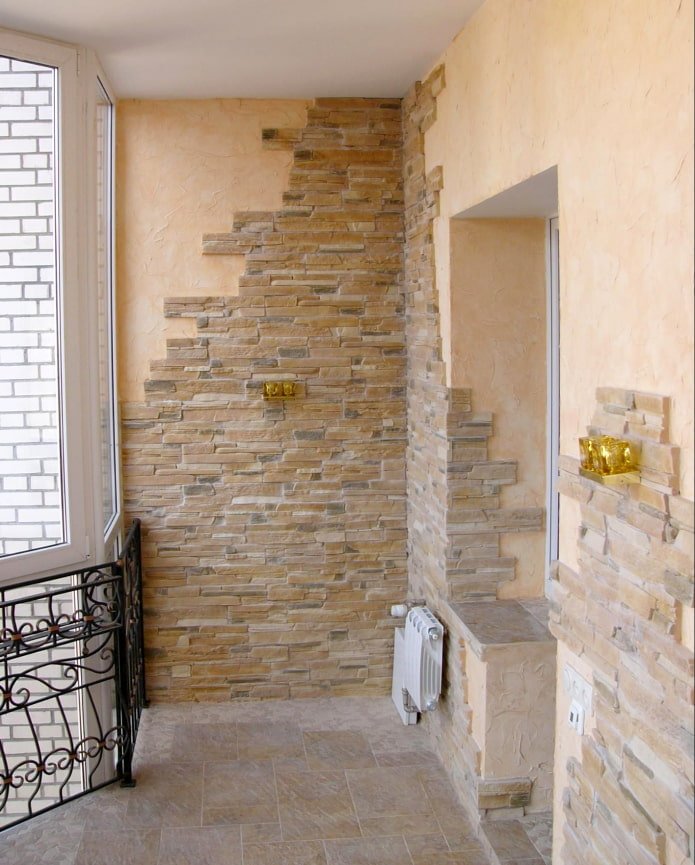 Decoratief pleisterwerk en steen