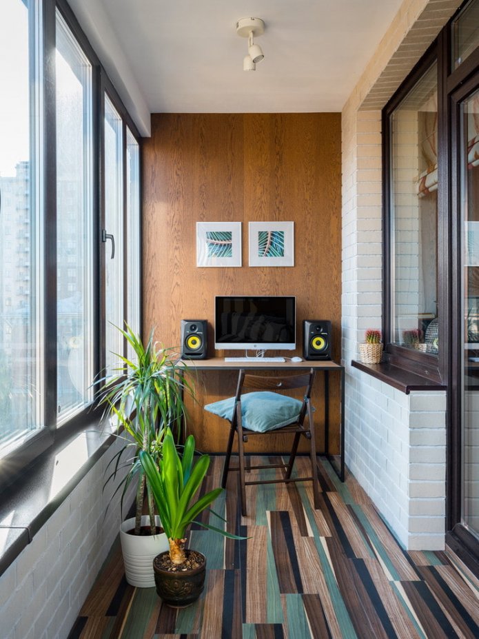 computerbureau op het balkon