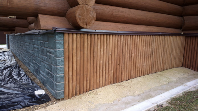 afwerking van hout aan de buitenkant van het huis