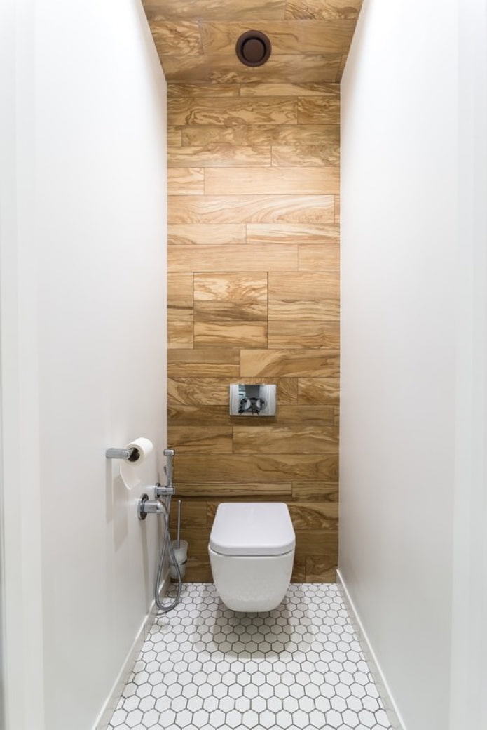 Hout aan de muur in het toilet