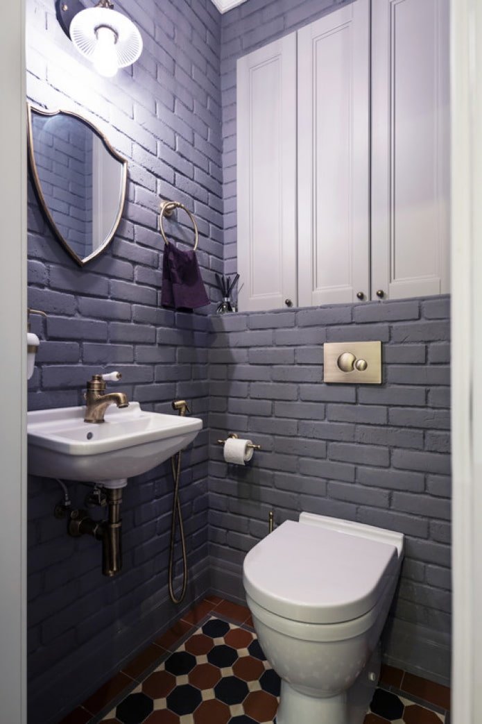 geschilderde baksteen in het toilet