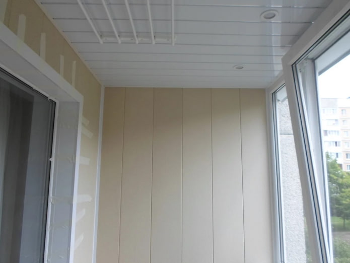 hoekdecoratie bij het werken met PVC-panelen