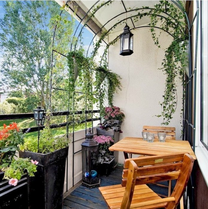 trellis voor planten op de loggia