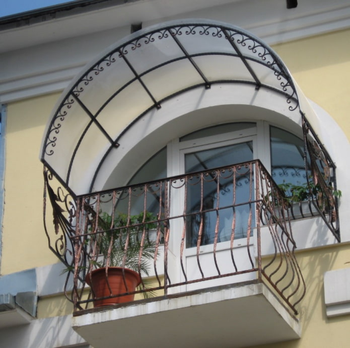 luifel voor een balkon van polycarbonaat