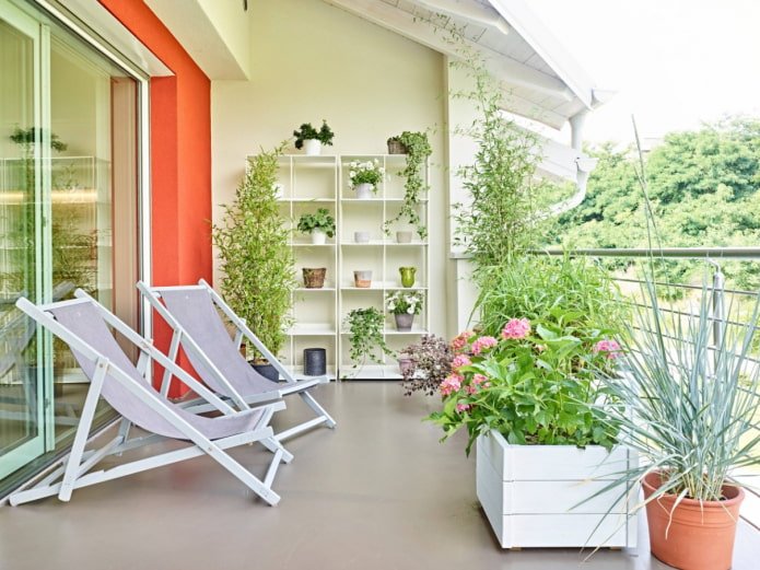 ligstoelen op het balkon