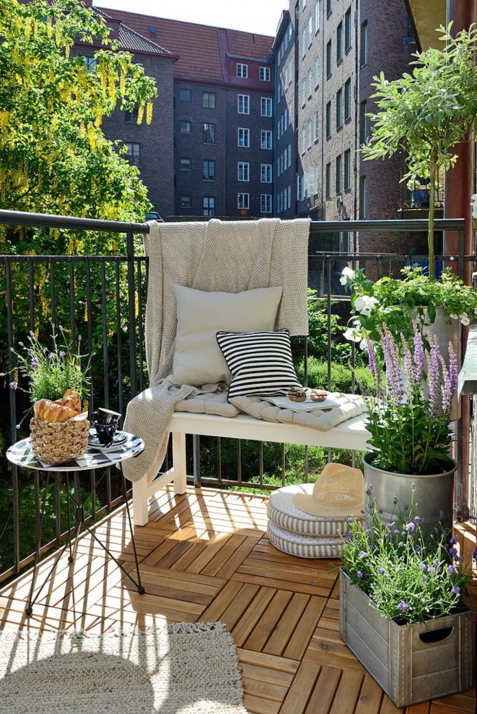 houten tegels op het balkon