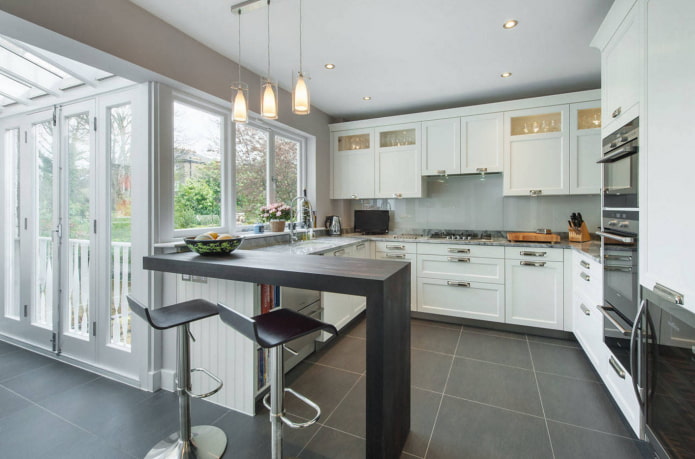 U-vormige keuken in huis