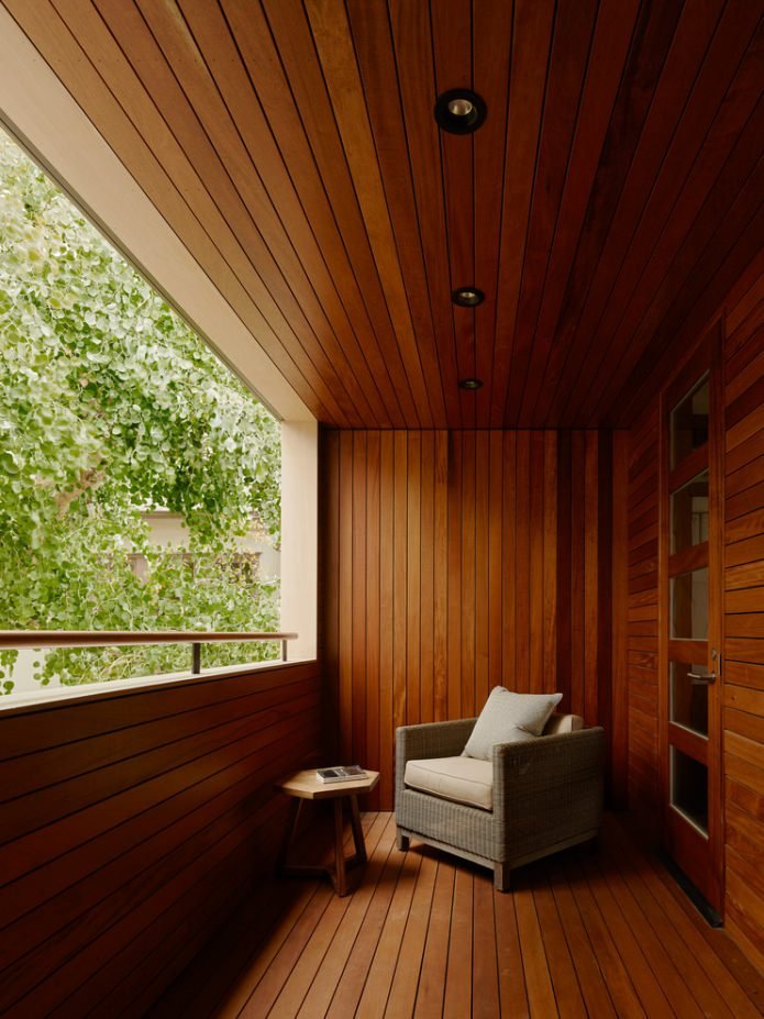 houten panelen op het balkon