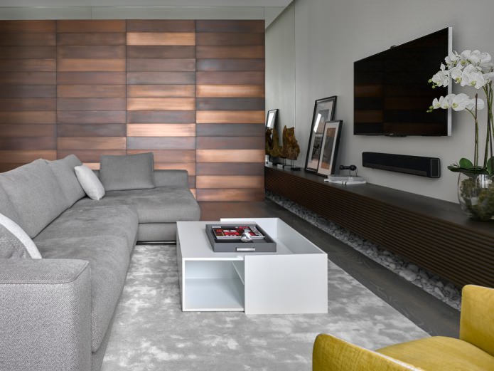 moderne woonkamer met matte houten lambrisering op een van de muren