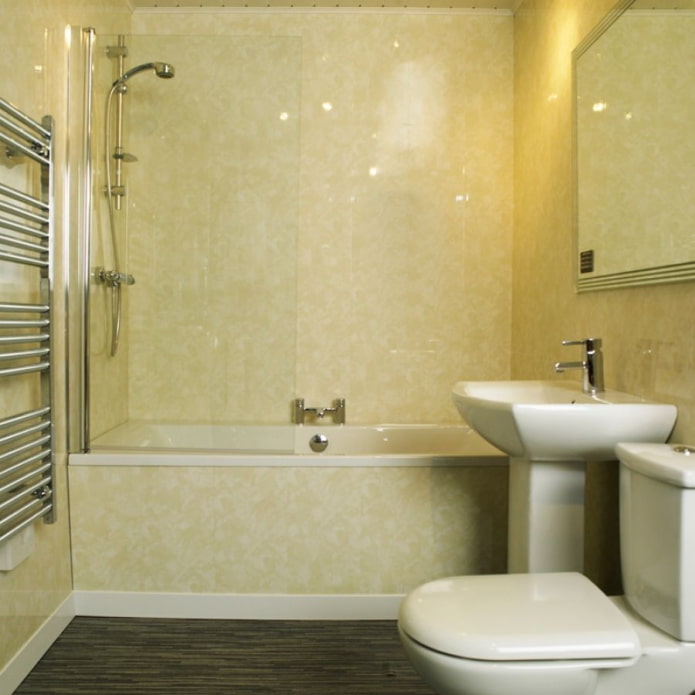 beige panelen in de badkamer