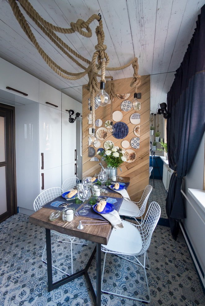 paneel boven de eettafel in het keukeninterieur