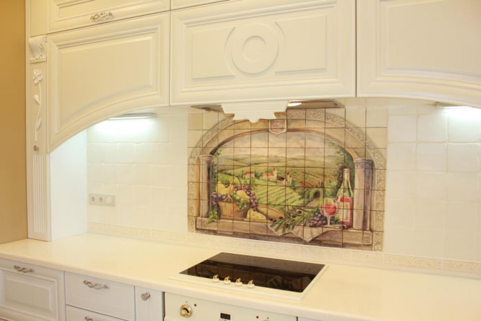 keramisch tegelpaneel in het interieur van de keuken