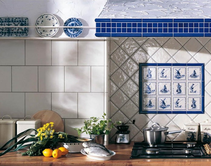 keramisch tegelpaneel in het keukeninterieur