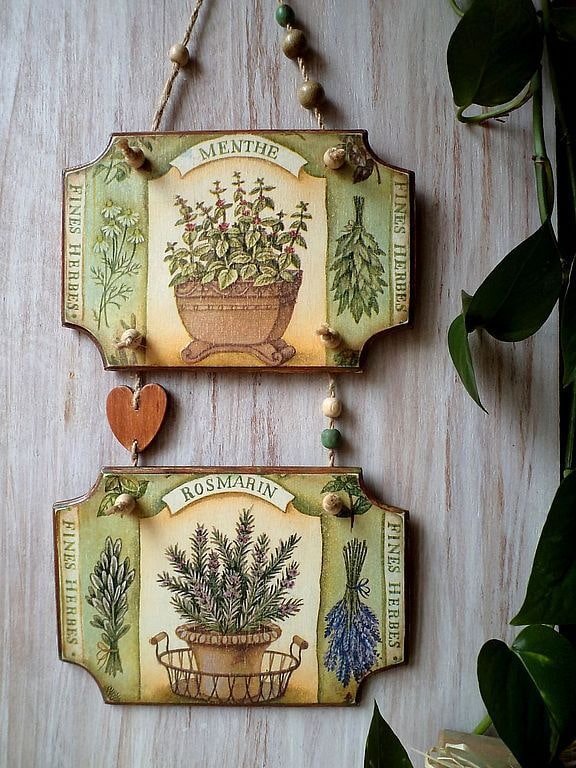 wandpaneel in decoupage-techniek in het interieur