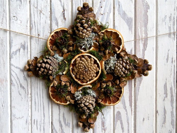 paneel met dennenappels op de muur in het interieur