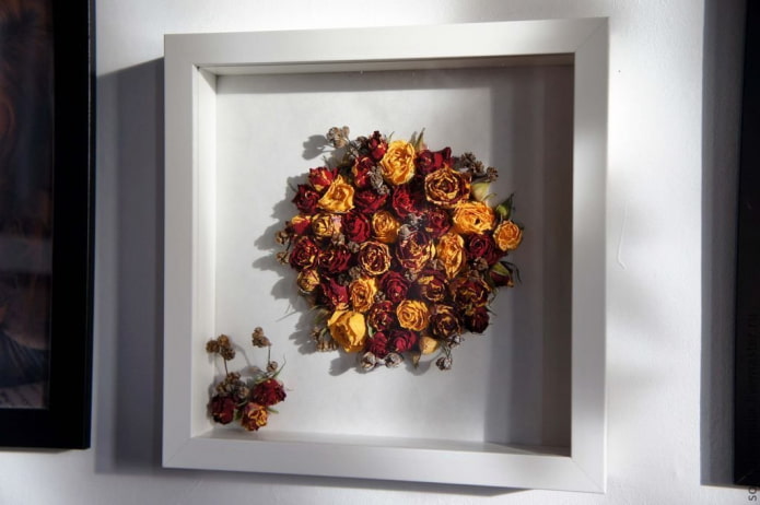 paneel met bloemen aan de muur in het interieur