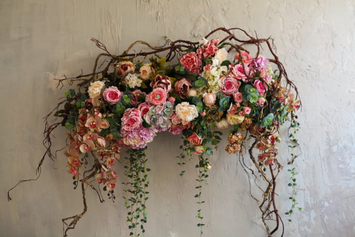 paneel met bloemen aan de muur in het interieur