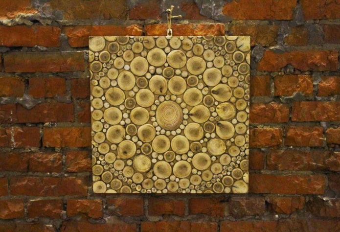 houtsnedepaneel aan de muur