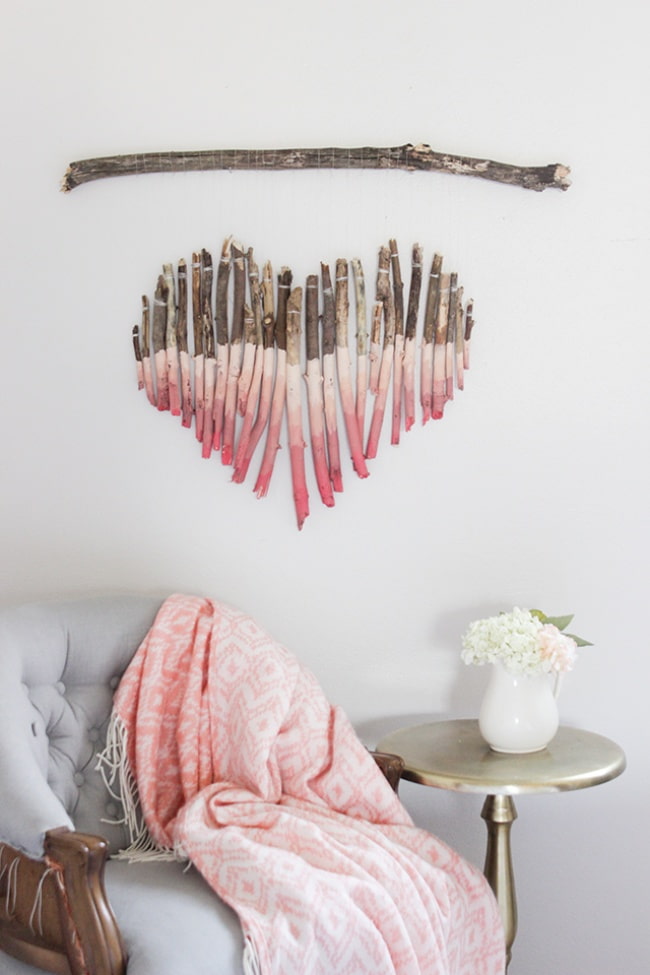 paneel met boomtakken aan de muur in het interieur