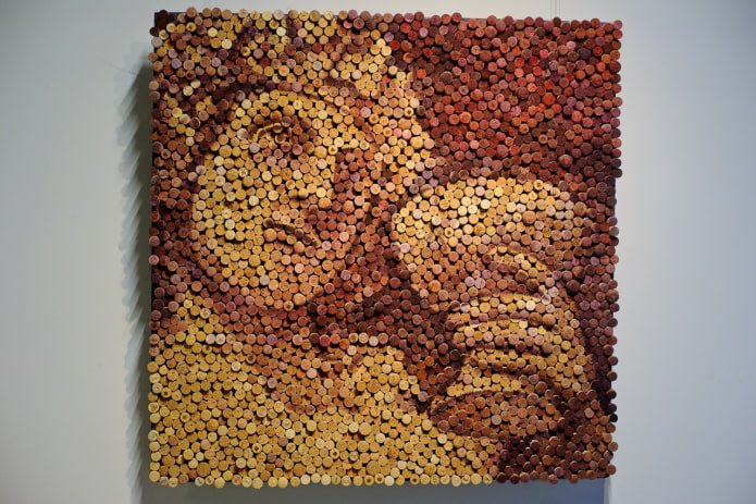 paneel van kurken aan de muur in het interieur