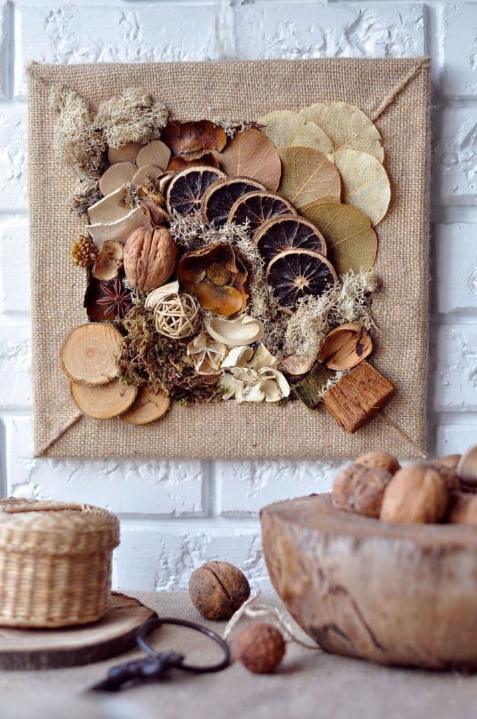 paneel met voedselproducten aan de muur in het interieur