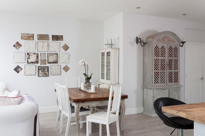 wandpaneel in het interieur in de shabby chic-stijl