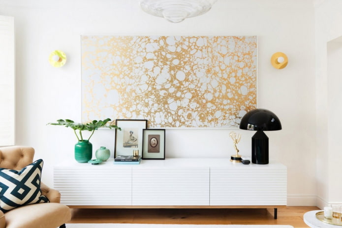 behangpaneel aan de muur in het interieur