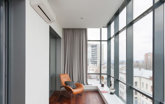 ruim balkon met panoramische ramen