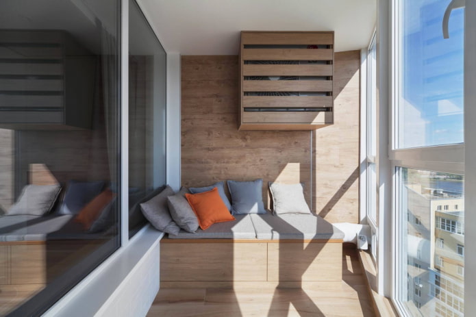 houten wanden op het balkon